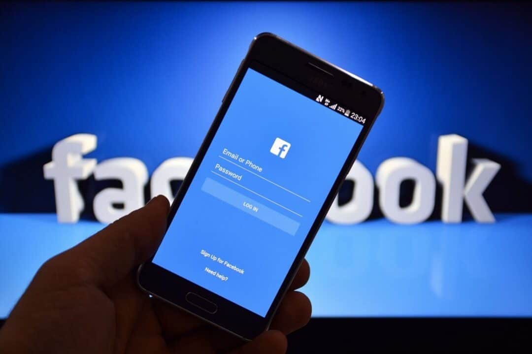 الاتصال بإدارة الفيس بوك